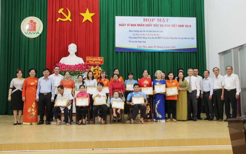 Cần Thơ tiếp tục triển khai chương trình chăm sóc giúp đỡ nạn nhân chất độc da cam Cần Thơ tiếp tục triển khai chương trình chăm sóc giúp đỡ nạn nhân chất độc da cam