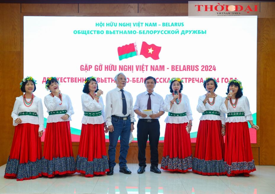 A cultural performance by members of the Vietnam - Belarus Friendship Association. (Photo: Dinh Hoa) A cultural performance by members of the Vietnam - Belarus Friendship Association. (Photo: Dinh Hoa)
