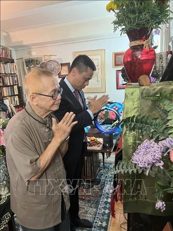 Tiễn đưa di hài người bạn Mỹ Merle Ratner về Việt Nam Tiễn đưa di hài người bạn Mỹ Merle Ratner về Việt Nam