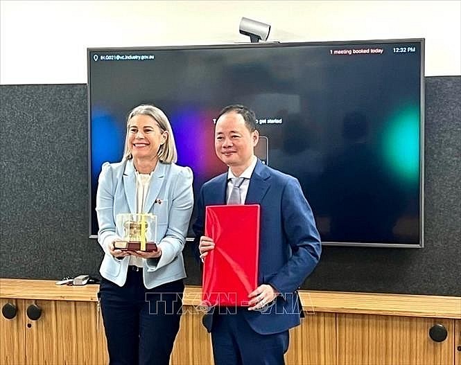 New Initiatives Boost Vietnam-Australia Science and Technology Cooperation New Initiatives Boost Vietnam-Australia Science, Technology Cooperation