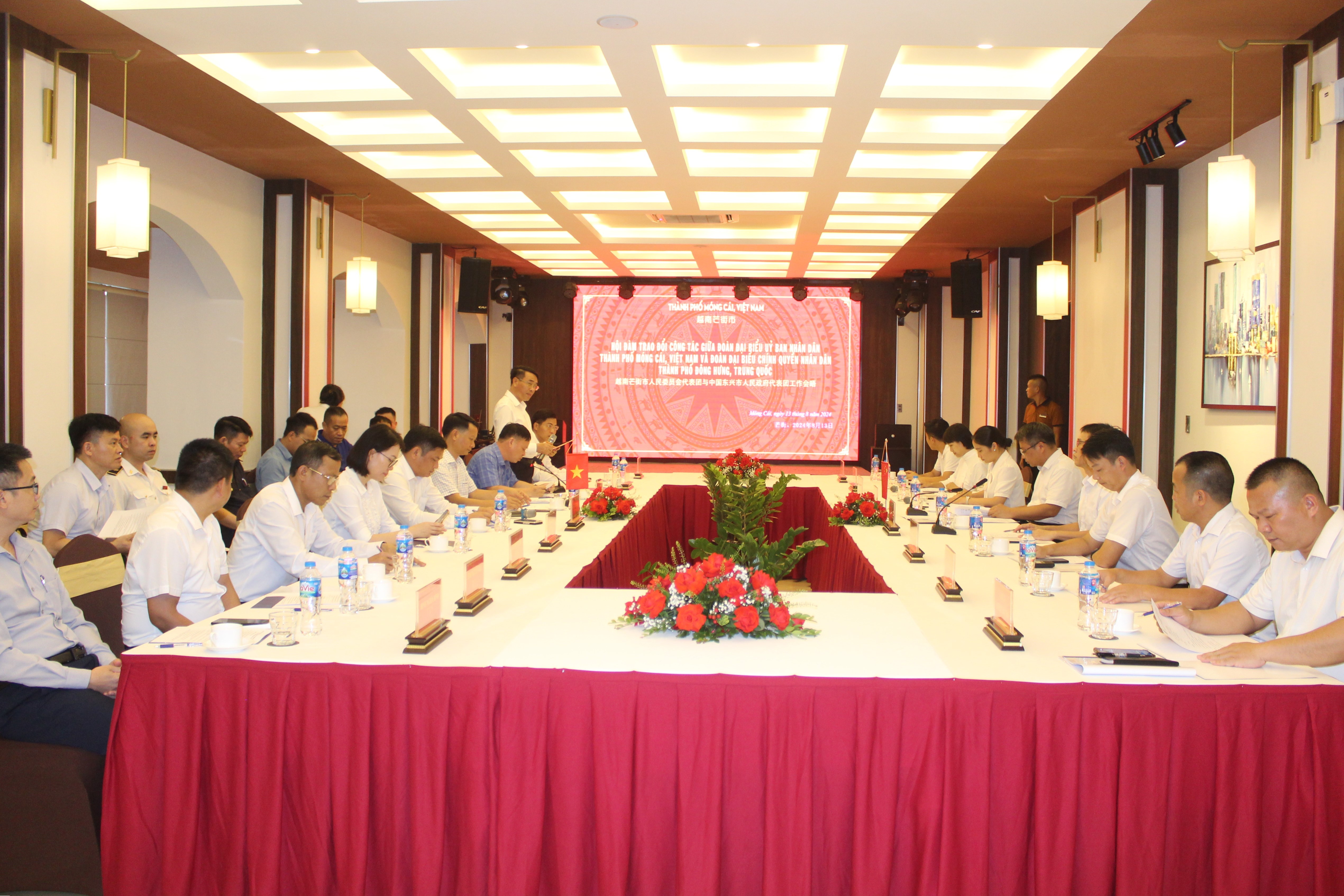Hội đàm trao đổi công tác giữa đoàn đại biểu TP Móng Cái (Việt Nam) và đoàn đại biểu TP Đông Hưng (Trung Quốc) Hội đàm trao đổi công tác giữa đoàn đại biểu TP Móng Cái (Việt Nam) và đoàn đại biểu TP Đông Hưng (Trung Quốc)