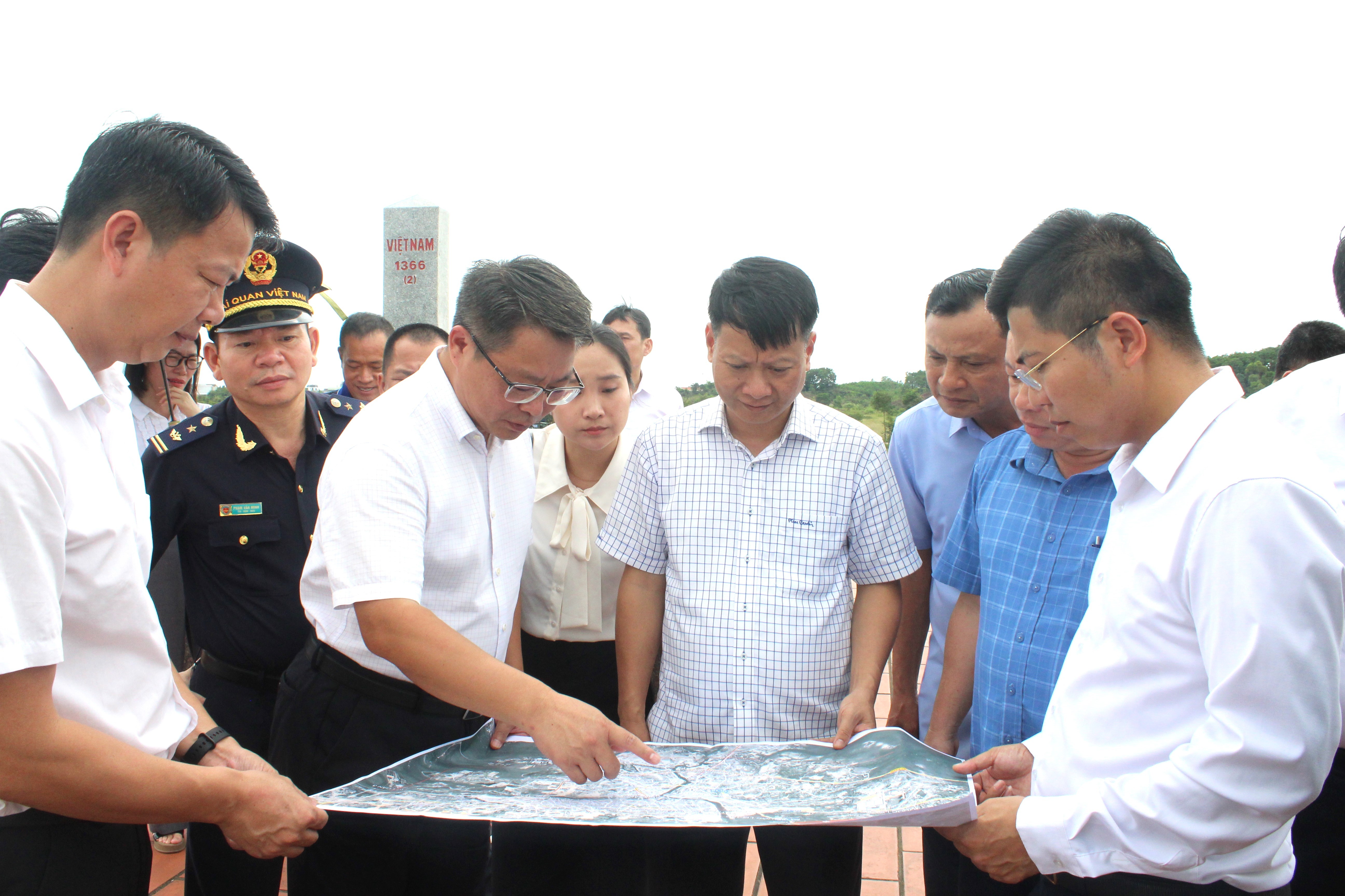 Đoàn đại biểu TP Móng Cái (Việt Nam) và đoàn đại biểu TP Đông Hưng (Trung Quốc) khảo sát xây dựng công trình qua biên giới (cầu Sắt tại khu vực Km3+4 Hải Yên) Đoàn đại biểu TP Móng Cái (Việt Nam) và đoàn đại biểu TP Đông Hưng (Trung Quốc) khảo sát xây dựng công trình qua biên giới (cầu Sắt tại khu vực Km3+4 Hải Yên)