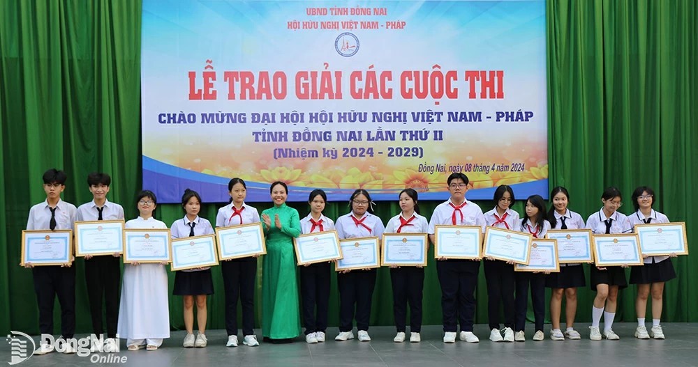 Students received prizes in the Vietnam - France Friendship Drawing Contest and the French Speech Contest, organized by the provincial Vietnam - France Friendship Association. (Photo: S.THAO) Students received prizes in the Vietnam - France Friendship Drawing Contest and the French Speech Contest, organized by the provincial Vietnam - France Friendship Association. (Photo: S.THAO)