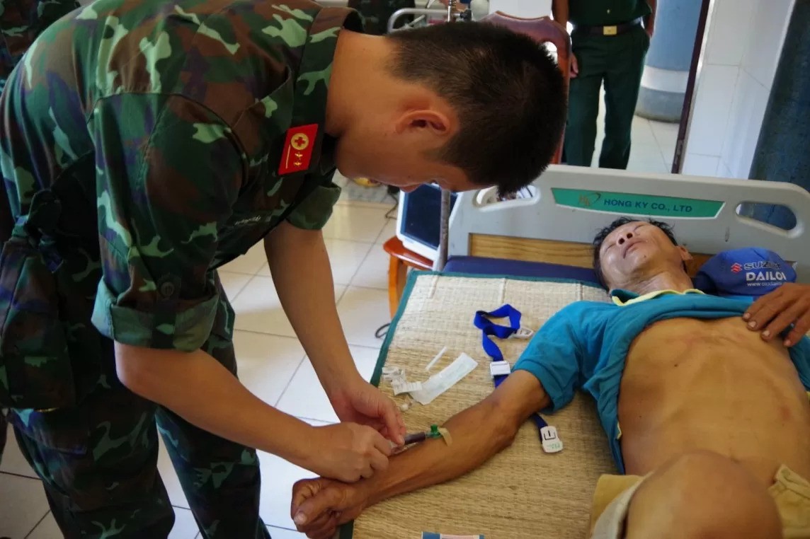 Trung tâm Y tế Trường Sa cứu sống ngư dân Bình Định gặp nạn trên biển Trung tâm Y tế Trường Sa cứu sống ngư dân Bình Định gặp nạn trên biển