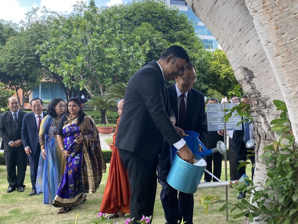 Ông Huỳnh Thành Lập, Chủ tịch Hội hữu nghị Việt Nam – Ấn Độ TPHCM và ông Madan Mohan Sethi, Tổng Lãnh sự Cộng hòa Ấn Độ tại TPHCM thăm lại cây bồ đề Ông Huỳnh Thành Lập, Chủ tịch Hội hữu nghị Việt Nam – Ấn Độ TPHCM và ông Madan Mohan Sethi, Tổng Lãnh sự Cộng hòa Ấn Độ tại TPHCM thăm lại cây bồ đề