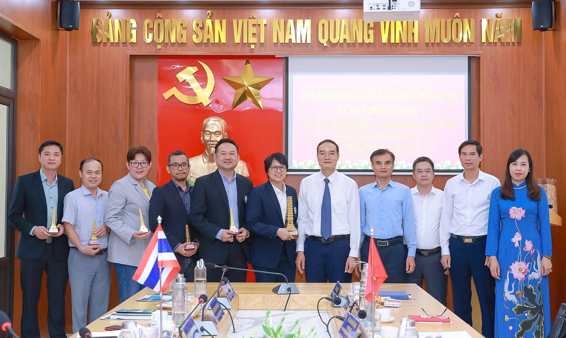 Hội Nhà báo tỉnh Vĩnh Phúc trao đổi kinh nghiệm tác nghiệp với đồng nghiệp Thái Lan Hội Nhà báo tỉnh Vĩnh Phúc trao đổi kinh nghiệm tác nghiệp với đồng nghiệp Thái Lan
