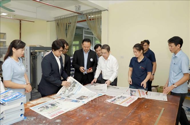 Đoàn công tác Hội Nhà báo Thái Lan thăm quan nhà in của báo Vĩnh Phúc. Đoàn công tác Hội Nhà báo Thái Lan thăm quan nhà in của báo Vĩnh Phúc.