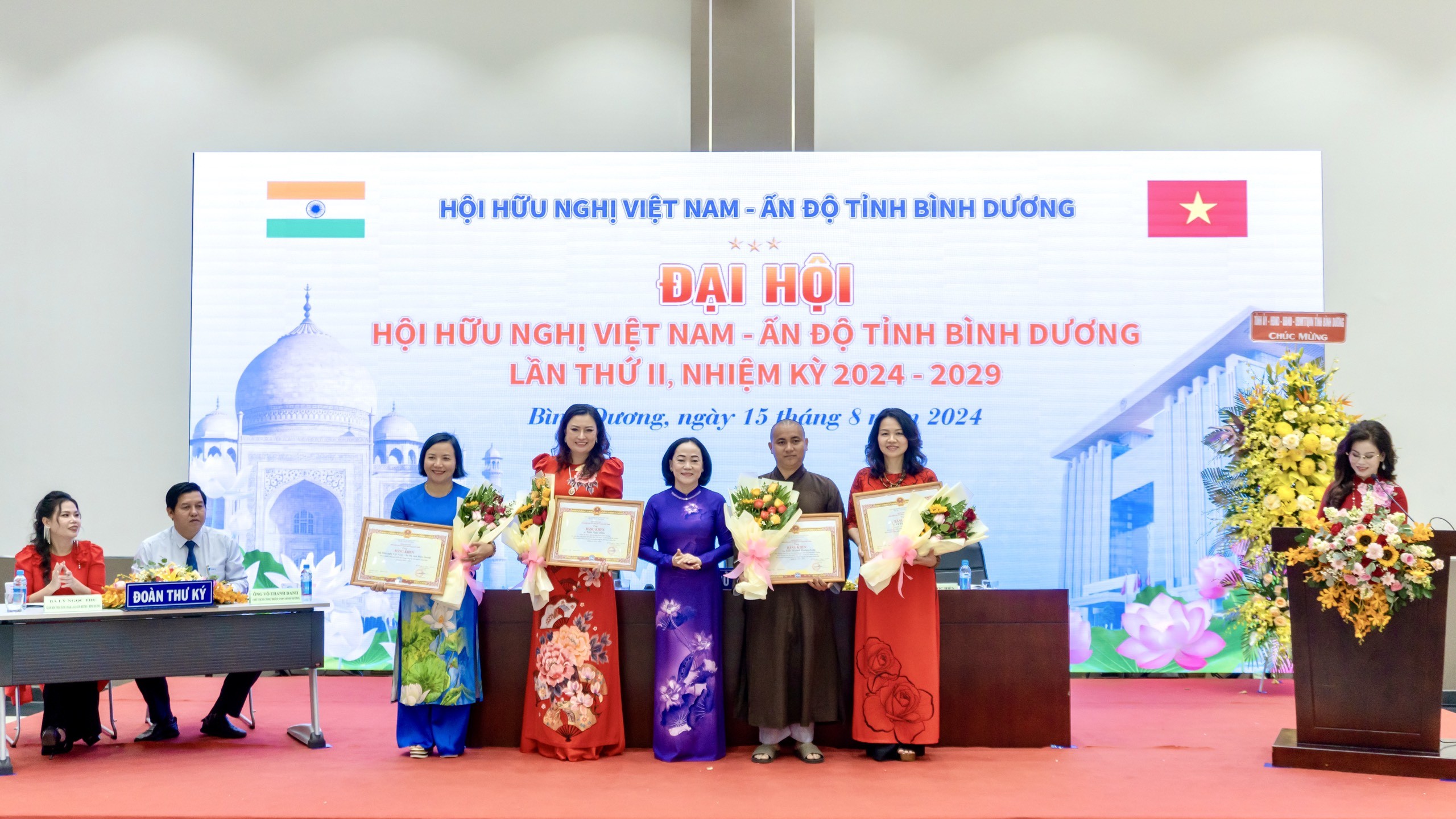 Tập thể Hội Hữu nghị Việt Nam - Ấn Độ tỉnh Bình Dương và 3 cá nhân được nhận giấy khen của Liên hiệp Các tổ chức hữu nghị Việt Nam Tập thể Hội Hữu nghị Việt Nam - Ấn Độ tỉnh Bình Dương và 3 cá nhân được nhận giấy khen của Liên hiệp Các tổ chức hữu nghị Việt Nam