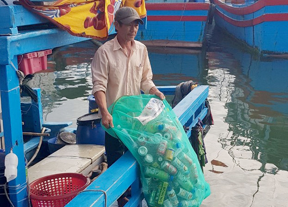 Ngư dân TX Đông Hòa chuyển rác thải từ tàu cá lên bờ để đưa đi xử lý. Ngư dân TX Đông Hòa chuyển rác thải từ tàu cá lên bờ để đưa đi xử lý.