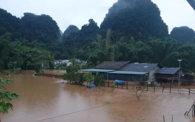 Nhiều nhà dân ở ven suối tại thị trấn Trà Lĩnh, huyện Trùng Khánh, tỉnh Cao Bằng bị ngập lụt. (Ảnh: phongchongthientai.mard.gov.vn)