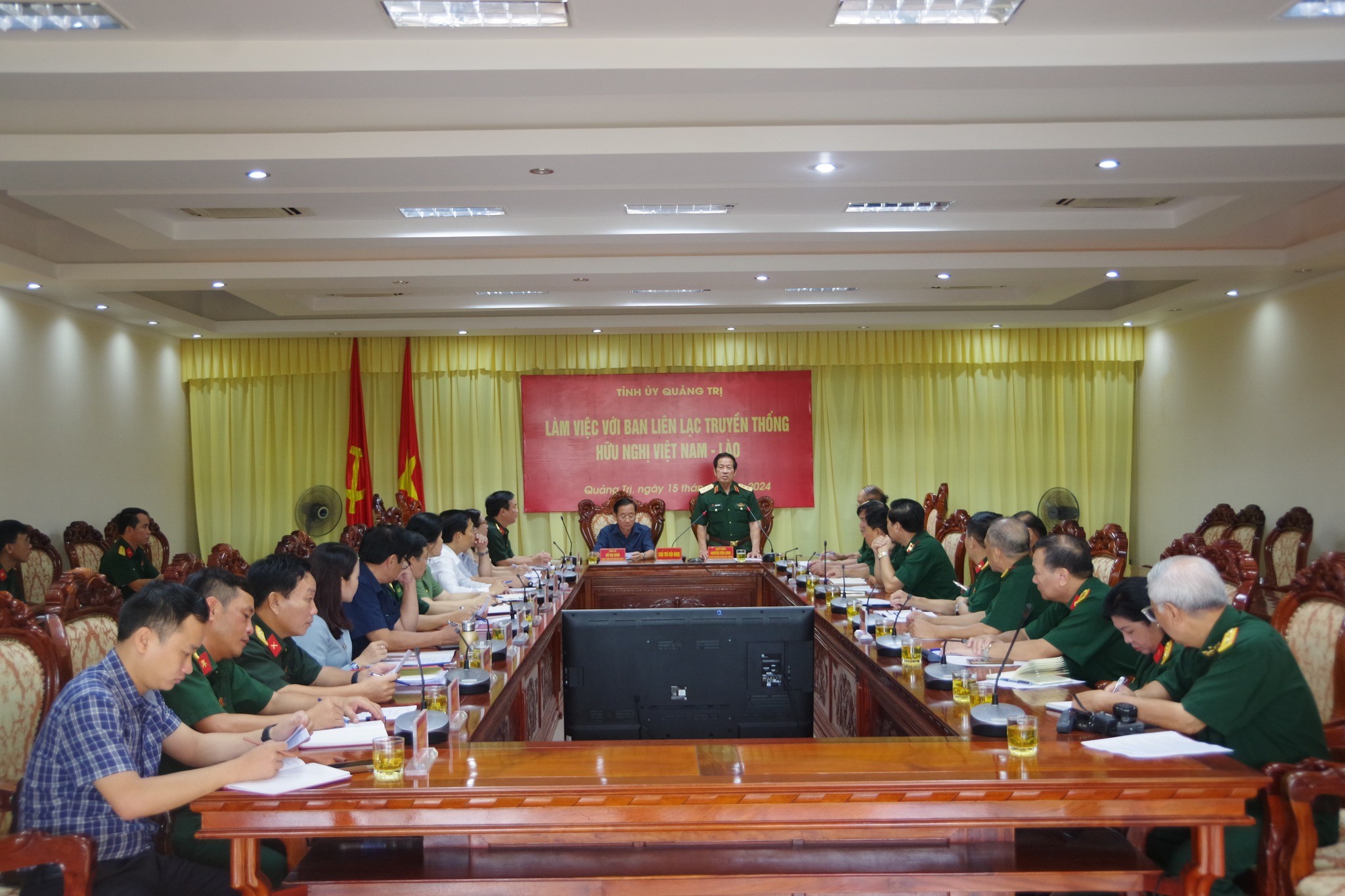 Trung tướng Nguyễn Tiến Long phát biểu tại buổi làm việc. (Ảnh: Tuyên huấn Quảng Trị)
