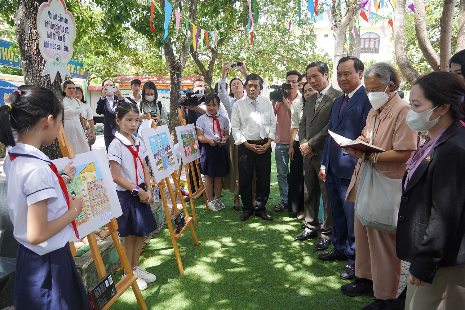 Công chúa Thái Lan Maha Chakri Sirindhorn thăm khu trải nghiệm đọc sách và trao giải vẽ tranh về vườn rau mơ ước. (Ảnh: quangtri.gov.vn) Công chúa Thái Lan Maha Chakri Sirindhorn thăm khu trải nghiệm đọc sách và trao giải vẽ tranh về vườn rau mơ ước. (Ảnh: quangtri.gov.vn)