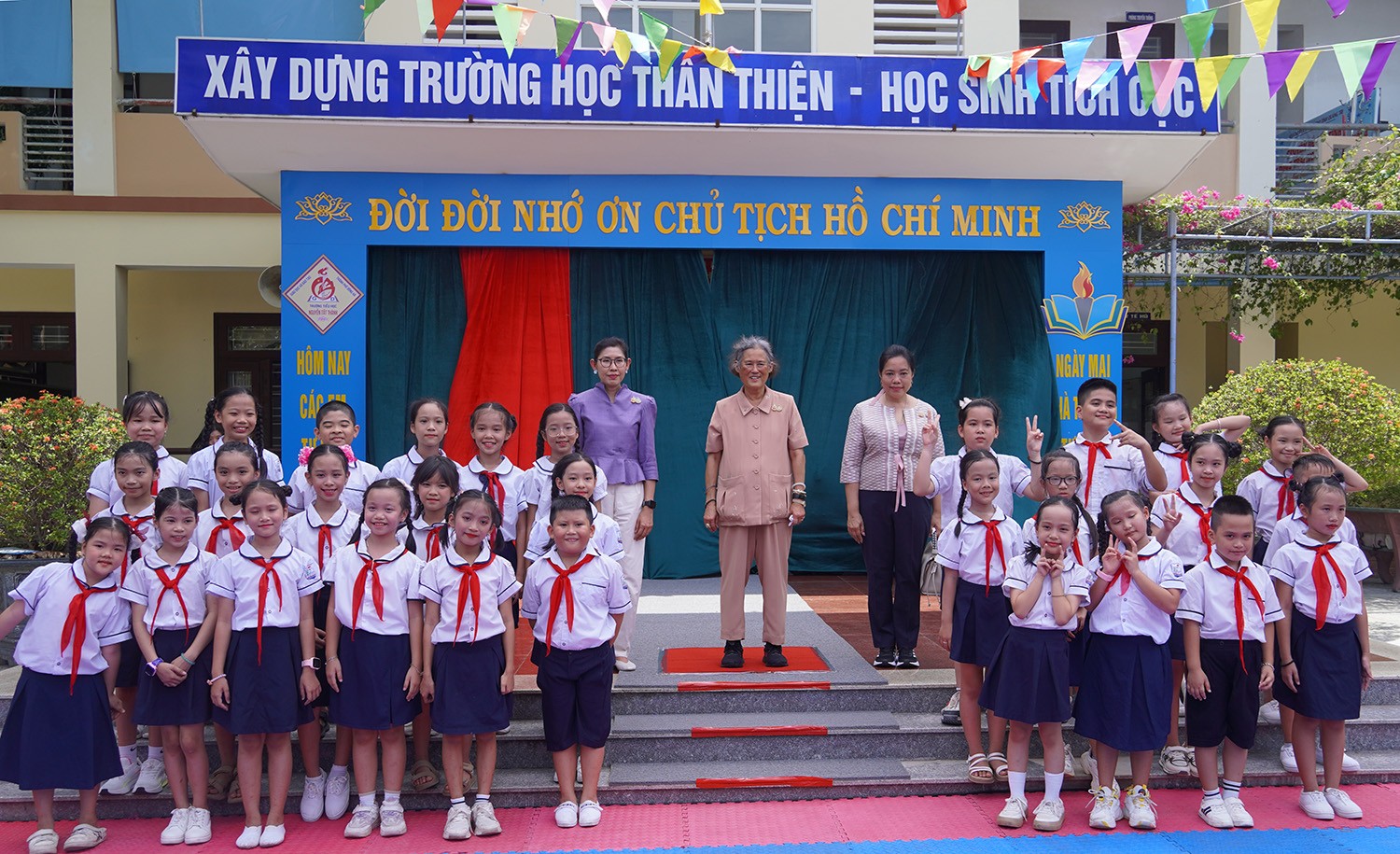 Công chúa Thái Lan chụp ảnh lưu niệm với học sinh và giáo viên Trường Tiểu học Nguyễn Tất Thành. (Ảnh: quangtri.gov.vn) Công chúa Thái Lan chụp ảnh lưu niệm với học sinh và giáo viên Trường Tiểu học Nguyễn Tất Thành. (Ảnh: quangtri.gov.vn)