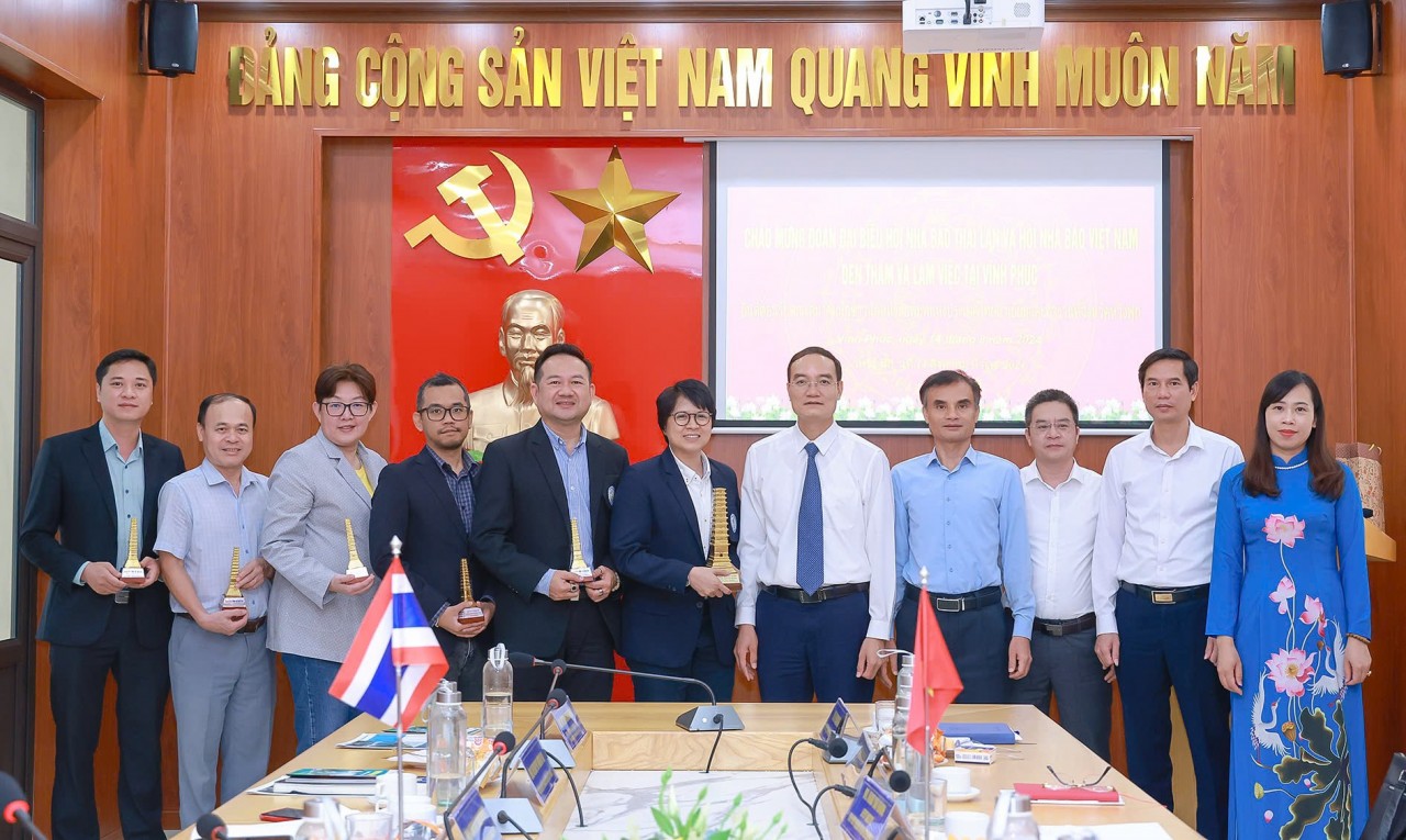 Representatives of Vinh Phuc Provincial Journalists Association presented souvenirs to members of the Thai Journalists Association Delegation. (Photo: Party Building Magazine) Representatives of Vinh Phuc Provincial Journalists Association presented souvenirs to members of the Thai Journalists Association Delegation. (Photo: Party Building Magazine)