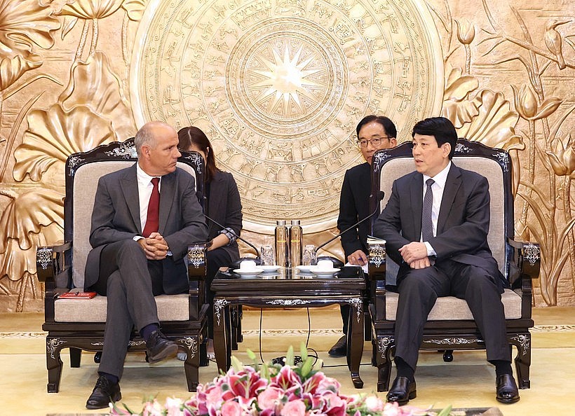 Politburo member and standing member of the Party Central Committee's Secretariat Luong Cuong (R) and Portuguese Communist Party General Secretary Paulo Raimundo at their meeting in Hanoi on August 16. (Photo: VNA) Politburo member and standing member of the Party Central Committee's Secretariat Luong Cuong (R) and Portuguese Communist Party General Secretary Paulo Raimundo at their meeting in Hanoi on August 16. (Photo: VNA)