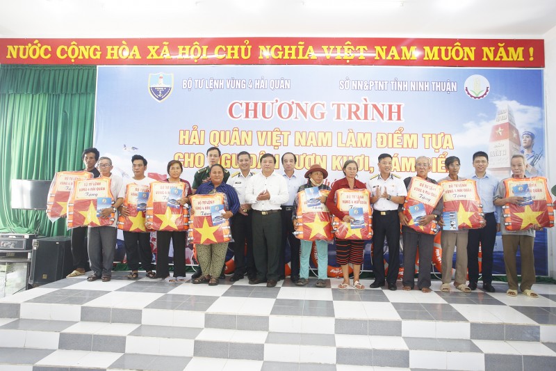 Đoàn công tác của Vùng 4 tặng áo pháo, phao tròn và cờ Tổ quốc tặng các ngư dân tại cảng cá Mỹ Tân, xã Thanh Hải Đoàn công tác của Vùng 4 tặng áo pháo, phao tròn và cờ Tổ quốc tặng các ngư dân tại cảng cá Mỹ Tân, xã Thanh Hải