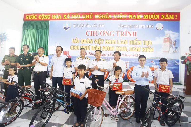 5. Trao quà tặng và xe đạp cho các học sinh vượt khó học giỏi của xã Thanh Hải 5. Trao quà tặng và xe đạp cho các học sinh vượt khó học giỏi của xã Thanh Hải