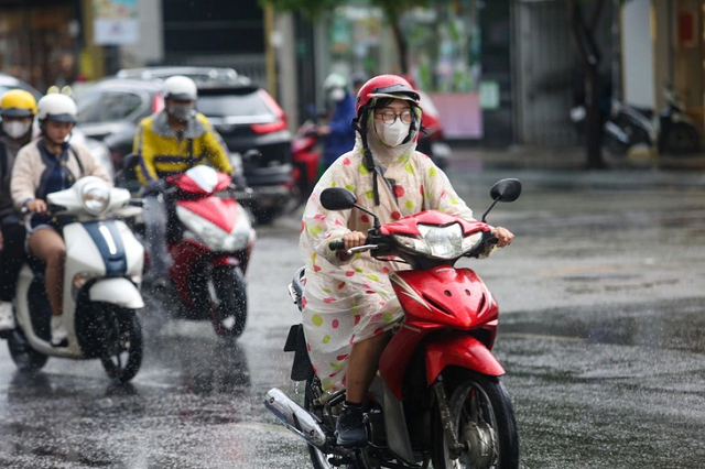 Dự báo khu vực Hà Nội ngày 19/8 có mưa rào và dông rải rác, cục bộ có nơi mưa to. (Ảnh: KT) Dự báo khu vực Hà Nội ngày 19/8 có mưa rào và dông rải rác, cục bộ có nơi mưa to. (Ảnh: KT)