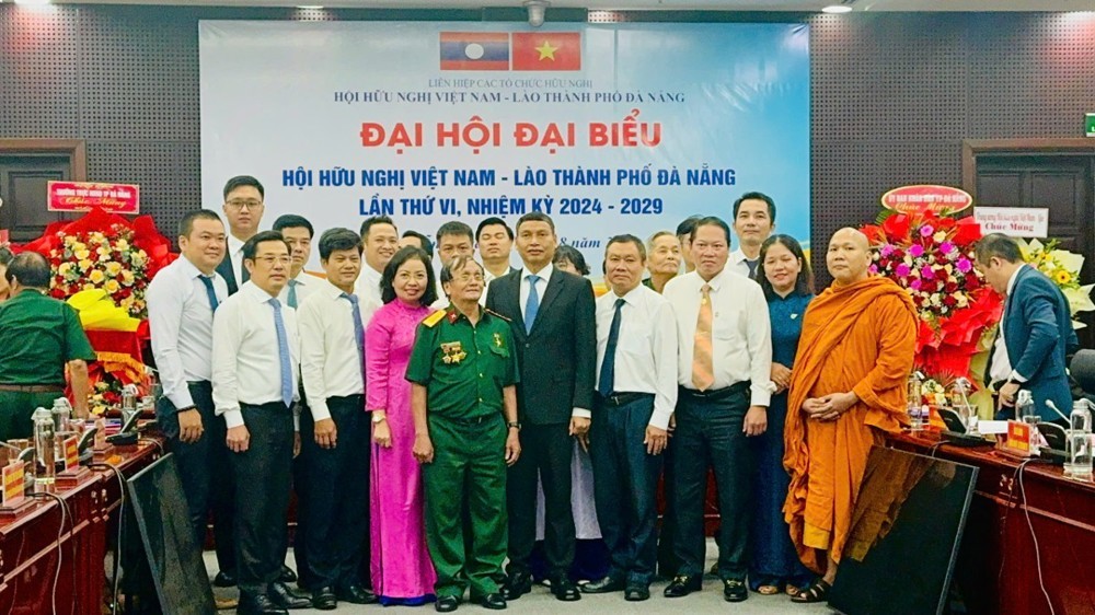 Ban chấp hành Hội hữu nghị Việt Nam - Lào thành phố Đà Nẵng nhiệm kỳ 2024 – 2029. (Ảnh: phatsuonline.vn) Ban chấp hành Hội hữu nghị Việt Nam - Lào thành phố Đà Nẵng nhiệm kỳ 2024 – 2029. (Ảnh: phatsuonline.vn)