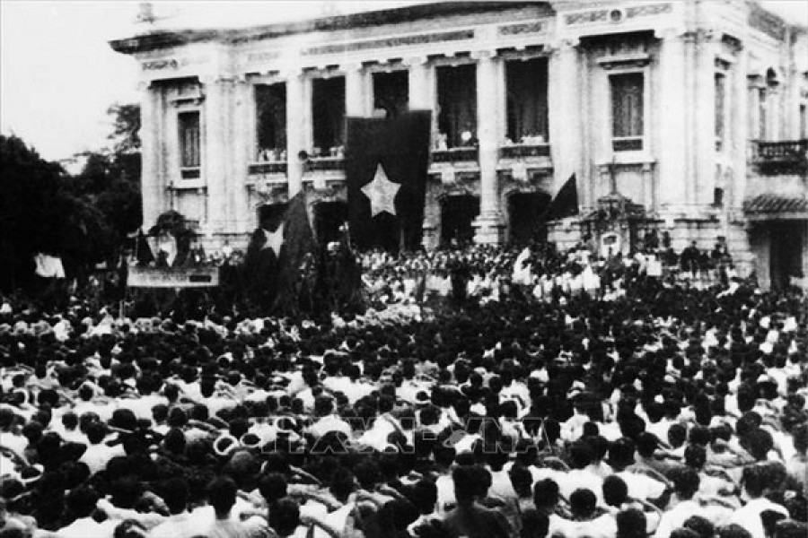 Mít tinh Tổng Khởi nghĩa ở Quảng trường Nhà hát Lớn Hà Nội, ngày 19/8/1945. (Ảnh tư liệu: TTXVN) Mít tinh Tổng Khởi nghĩa ở Quảng trường Nhà hát Lớn Hà Nội, ngày 19/8/1945. (Ảnh tư liệu: TTXVN)