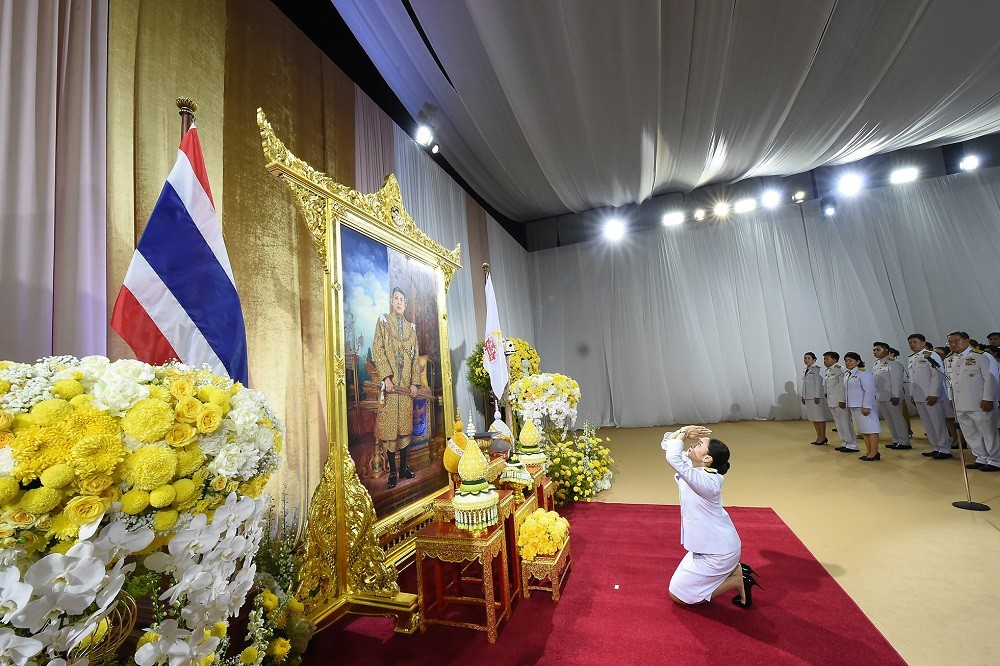 Tân Thủ tướng Thái Lan Paetongtarn Shinawatra quỳ trước chân dung Quốc vương Vajiralongkorn trong lễ nhậm chức ngày 18/8 để bày tỏ lòng tôn kính. (Ảnh: Khaosod English) Tân Thủ tướng Thái Lan Paetongtarn Shinawatra quỳ trước chân dung Quốc vương Vajiralongkorn trong lễ nhậm chức ngày 18/8 để bày tỏ lòng tôn kính. (Ảnh: Khaosod English)