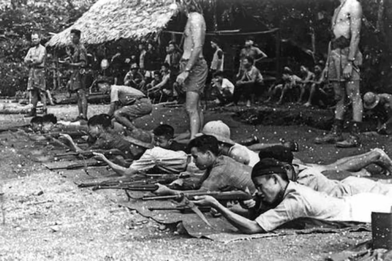 Các thành viên nhóm Con Nai huấn luyện du kích Việt Minh sử dụng súng M1 Carbine. (Ảnh tư liệu: KT). Các thành viên nhóm Con Nai huấn luyện du kích Việt Minh sử dụng súng M1 Carbine. (Ảnh tư liệu: KT).