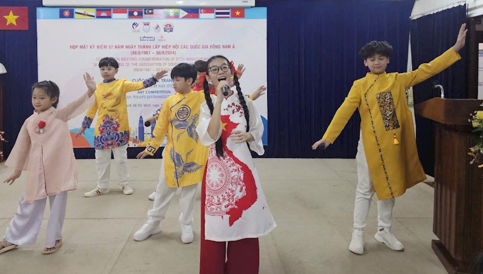 Một tiết mục văn nghệ tại lễ kỷ niệm. (Ảnh: .hcmcpv.org.vn) Một tiết mục văn nghệ tại lễ kỷ niệm. (Ảnh: .hcmcpv.org.vn)