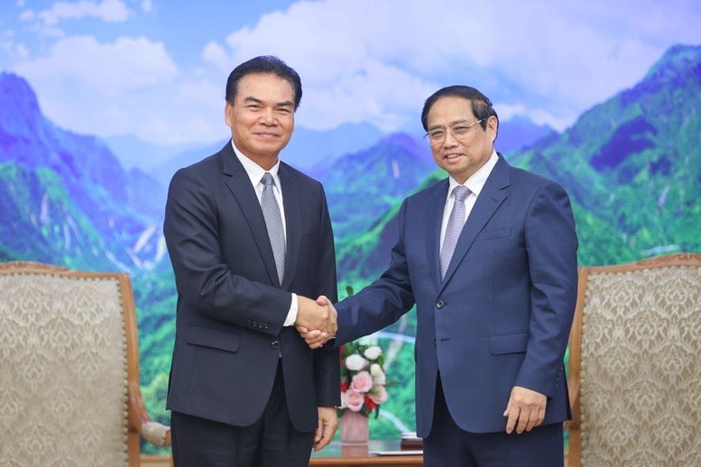 Thủ tướng Phạm Minh Chính và Bộ trưởng Bộ Kế hoạch và Đầu tư Lào, Chủ tịch Ủy ban hợp tác Lào - Việt Nam Phet Phomphiphak. (Ảnh: VGP)