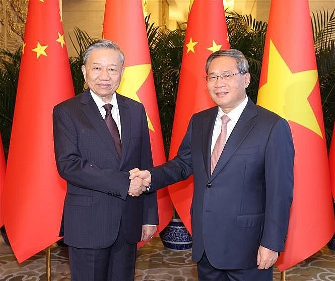 Vietnamese Party General Secretary and President To Lam (L) and Chinese Premier Li Qiang (Photo: VNA) Vietnamese Party General Secretary and President To Lam (L) and Chinese Premier Li Qiang (Photo: VNA)