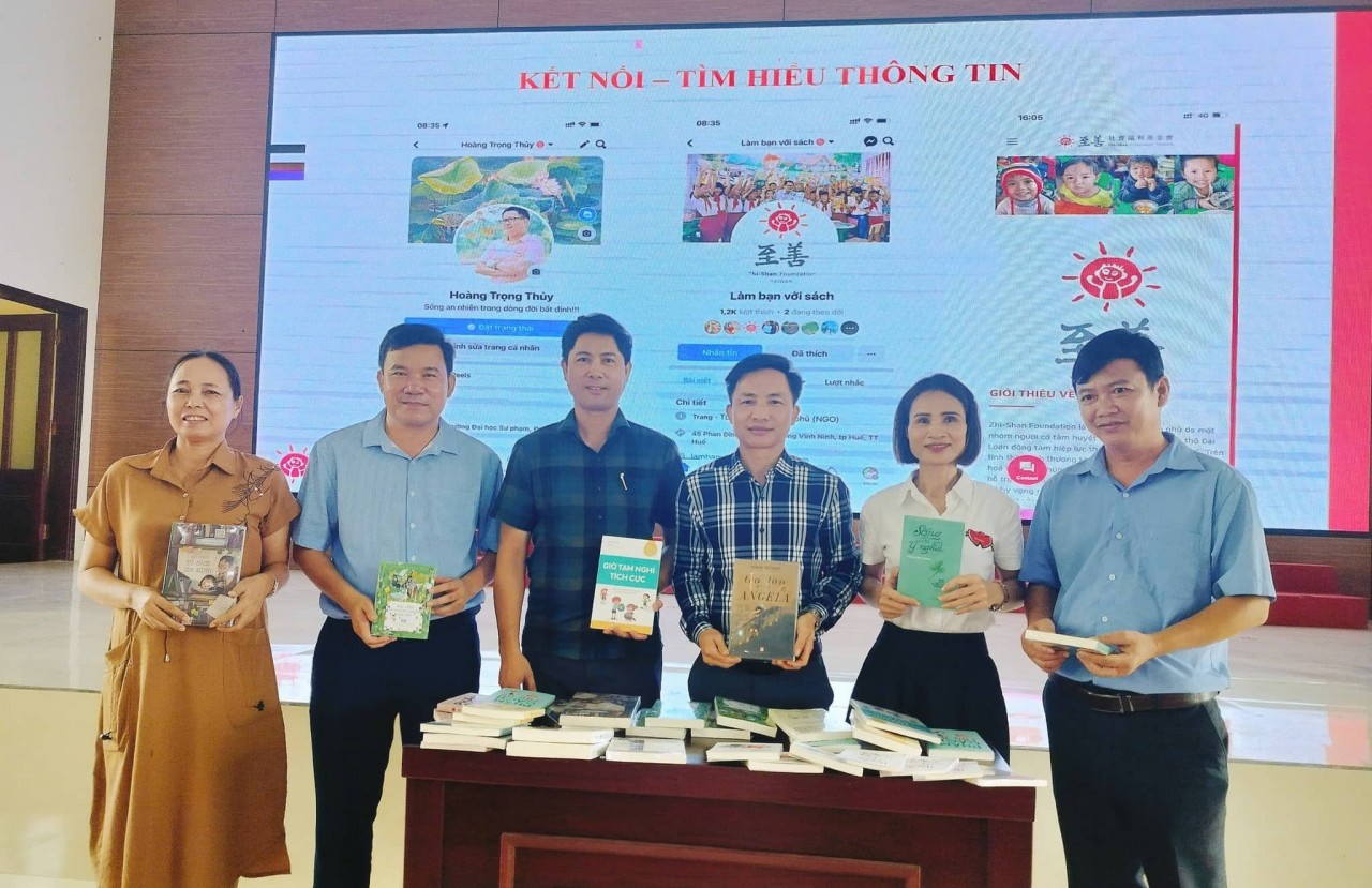 Zhi Shan Foundation presented a set of instructional materials on organizing reading activities for students to the schools participating in the training. (Photo: Zhi Shan Foundation) Zhi Shan Foundation presented a set of instructional materials on organizing reading activities for students to the schools participating in the training. (Photo: Zhi Shan Foundation)