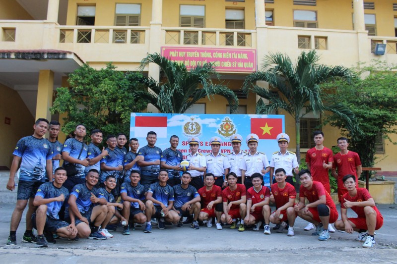 Hai đội chụp ảnh lưu niệm với Thủ trưởng Bộ Tư lệnh Vùng 2 Hải quân Hai đội chụp ảnh lưu niệm với Thủ trưởng Bộ Tư lệnh Vùng 2 Hải quân