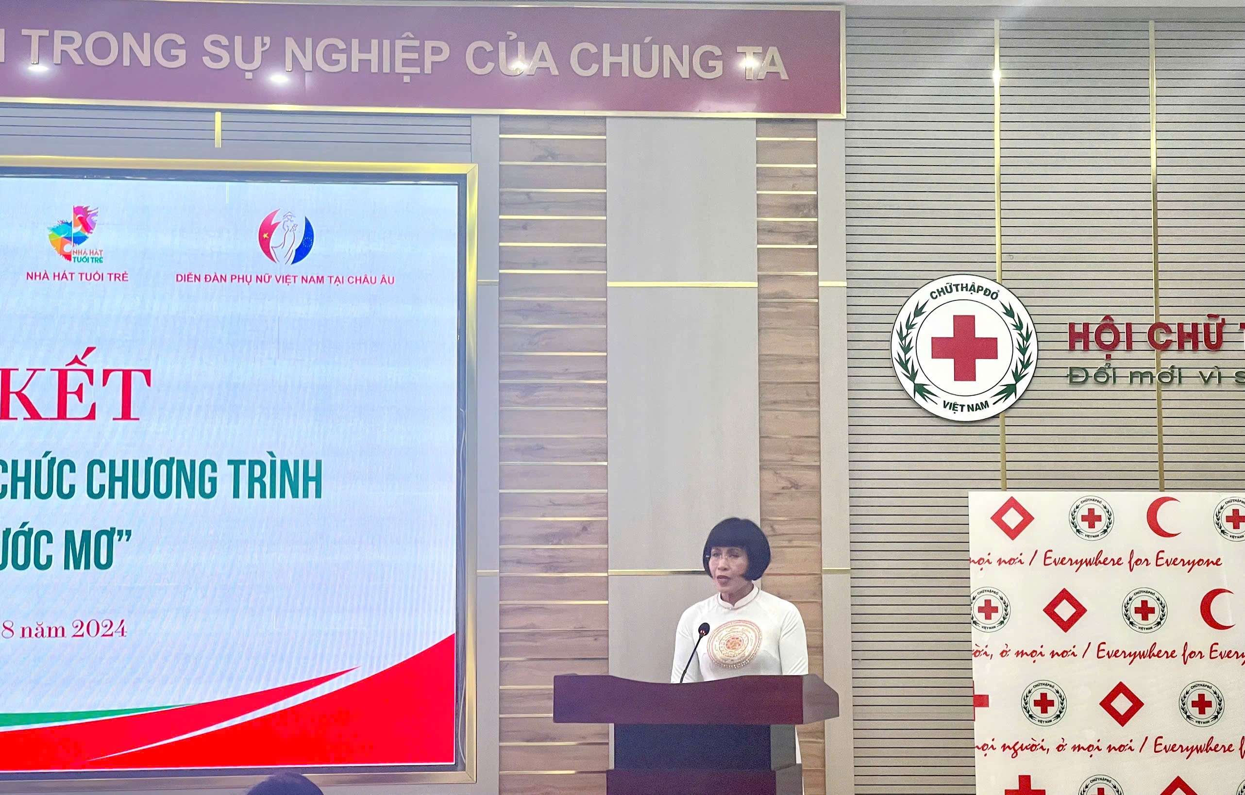 Diễn đàn phụ nữ Việt Nam tại Châu Âu chắp cánh ước mơ cho các trẻ em nghèo Diễn đàn phụ nữ Việt Nam tại Châu Âu chắp cánh ước mơ cho các trẻ em nghèo