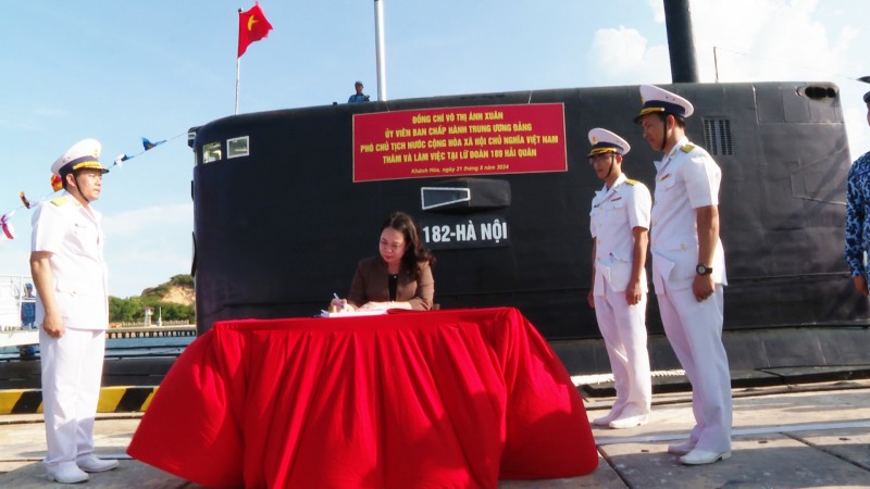 Phó Chủ tịch nước Võ Thị Ánh Xuân thăm cán bộ, chiến sĩ Hải quân và quân, dân huyện đảo Trường Sa Phó Chủ tịch nước Võ Thị Ánh Xuân thăm cán bộ, chiến sĩ Hải quân và quân, dân huyện đảo Trường Sa