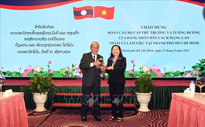Đồng chí Nguyễn Thị Lệ (phải) và đồng chí Saythong Xayavong trao đổi quà đối ngoại. Đồng chí Nguyễn Thị Lệ (phải) và đồng chí Saythong Xayavong trao đổi quà đối ngoại.