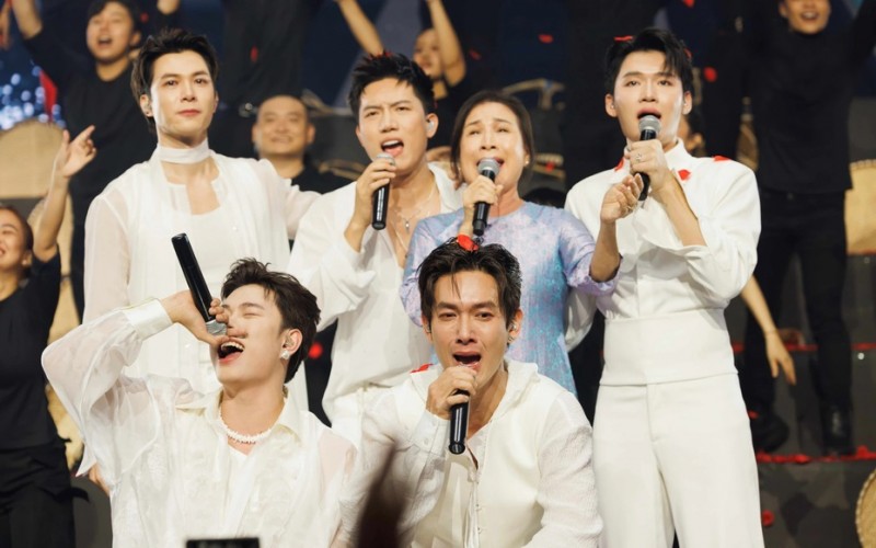 Lời bài hát (Lyrics) "Bao lời con chưa nói" sâu lắng trên sâu khấu Anh trai say hi Lời bài hát (Lyrics) "Bao lời con chưa nói" sâu lắng trên sâu khấu Anh trai say hi