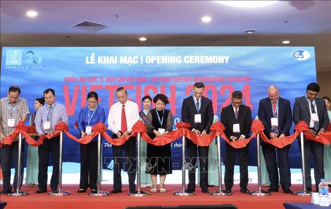 Các đại biểu cắt băng khai mạc Vietfish 2024. Các đại biểu cắt băng khai mạc Vietfish 2024.