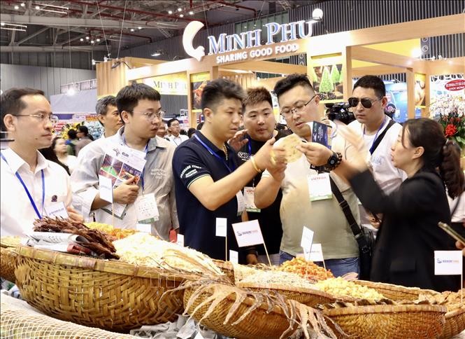 Khách tham quan tìm hiểu sản phẩm tại khu trưng bày Vietfish 2024. Khách tham quan tìm hiểu sản phẩm tại khu trưng bày Vietfish 2024.