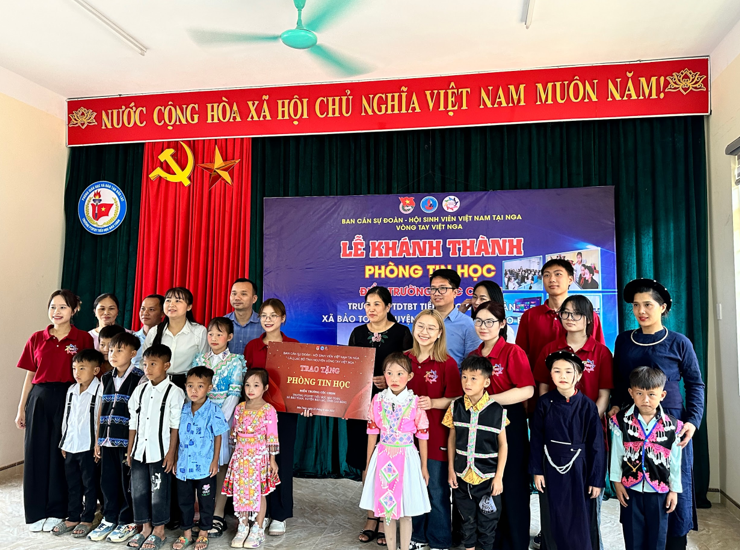 Ban tổ chức chương trình cùng đoàn tình nguyện có mặt tại hội trường Trường PTDTBT Tiểu học Bảo Toàn, xã Bảo Toàn, huyện Bảo Lộc, tình Cao Bằng Ban tổ chức chương trình cùng đoàn tình nguyện có mặt tại hội trường Trường PTDTBT Tiểu học Bảo Toàn, xã Bảo Toàn, huyện Bảo Lộc, tình Cao Bằng