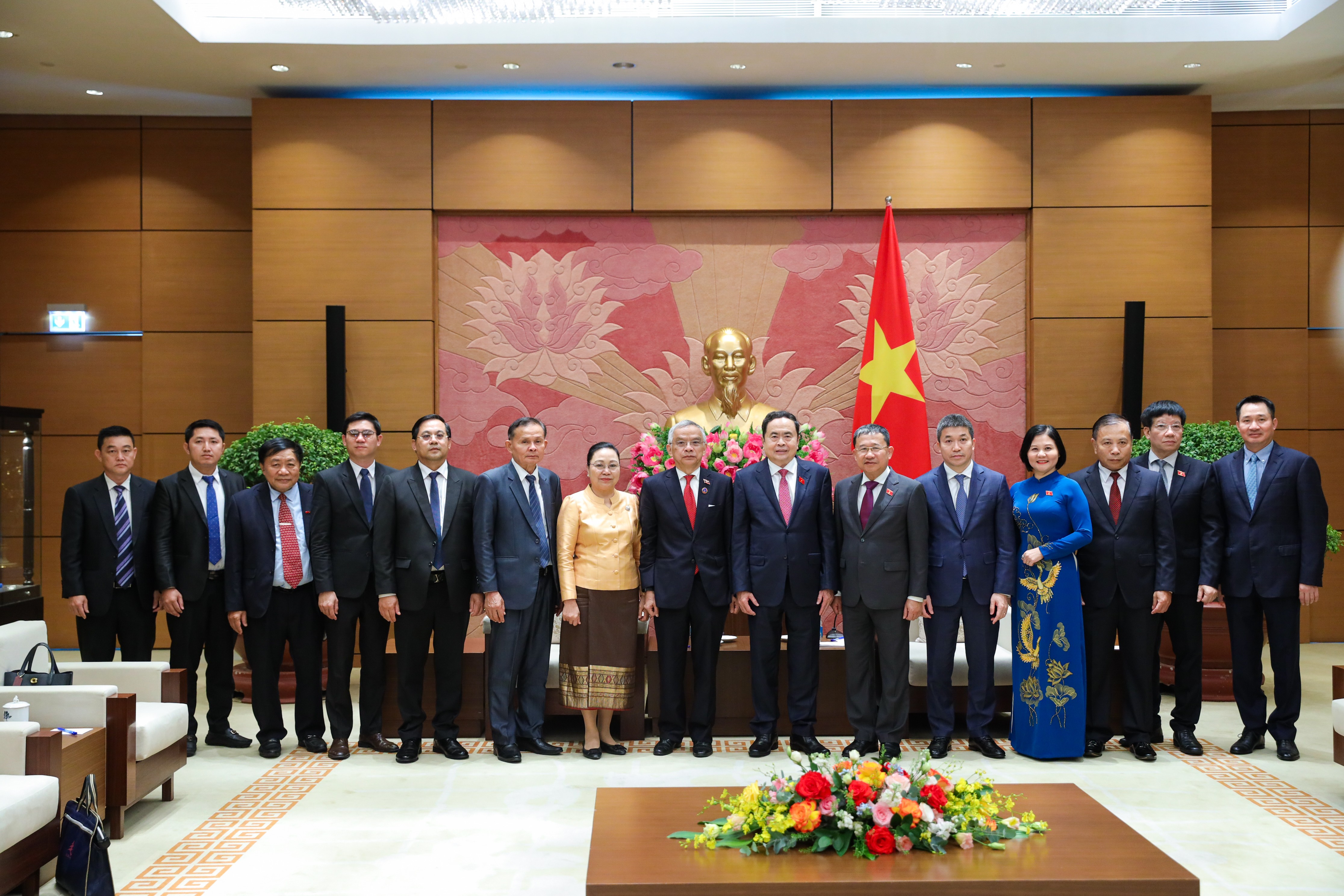 Các đại biểu chụp ảnh lưu niệm. (Ảnh: Đinh Hòa) Các đại biểu chụp ảnh lưu niệm. (Ảnh: Đinh Hòa)