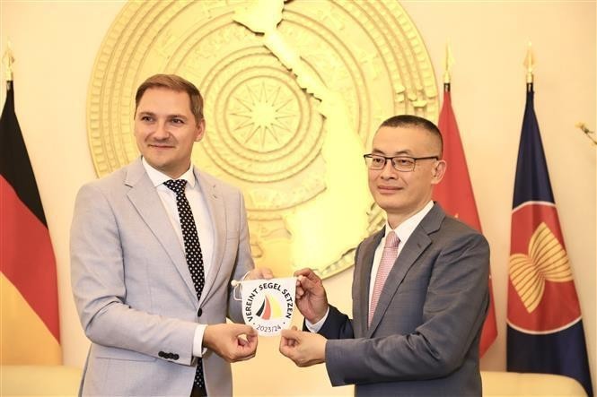 Parliamentary State Secretary of Mecklenburg-West Pomerania Patrick Dahlemann (L) presents a souvenir to Vietnamese Ambassador to Germany Vu Quang Minh (Photo: VNA) Parliamentary State Secretary of Mecklenburg-West Pomerania Patrick Dahlemann (L) presents a souvenir to Vietnamese Ambassador to Germany Vu Quang Minh (Photo: VNA)