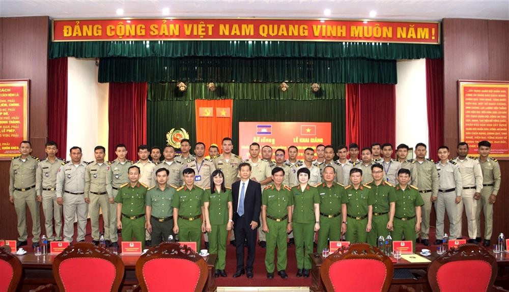 Lễ khai giảng khóa bồi dưỡng nghiệp vụ công tác huấn luyện, sử dụng chó nghiệp vụ cho cán bộ thuộc Bộ Nội vụ Vương quốc Campuchia. (Ảnh: Bộ Công an) Lễ khai giảng khóa bồi dưỡng nghiệp vụ công tác huấn luyện, sử dụng chó nghiệp vụ cho cán bộ thuộc Bộ Nội vụ Vương quốc Campuchia. (Ảnh: Bộ Công an)