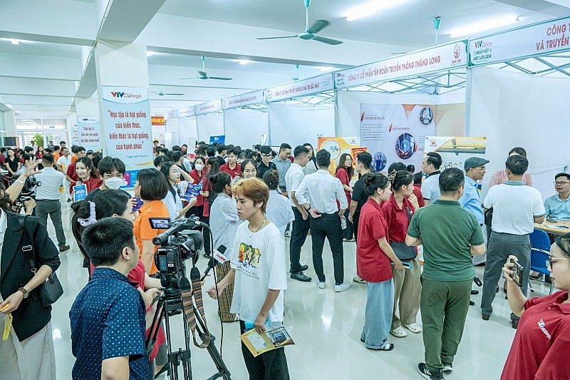 Gần 40 doanh nghiệp, cơ quan báo chí, truyền thông tham dự Ngày hội việc làm VTV College 2024 Gần 40 doanh nghiệp, cơ quan báo chí, truyền thông tham dự Ngày hội việc làm VTV College 2024