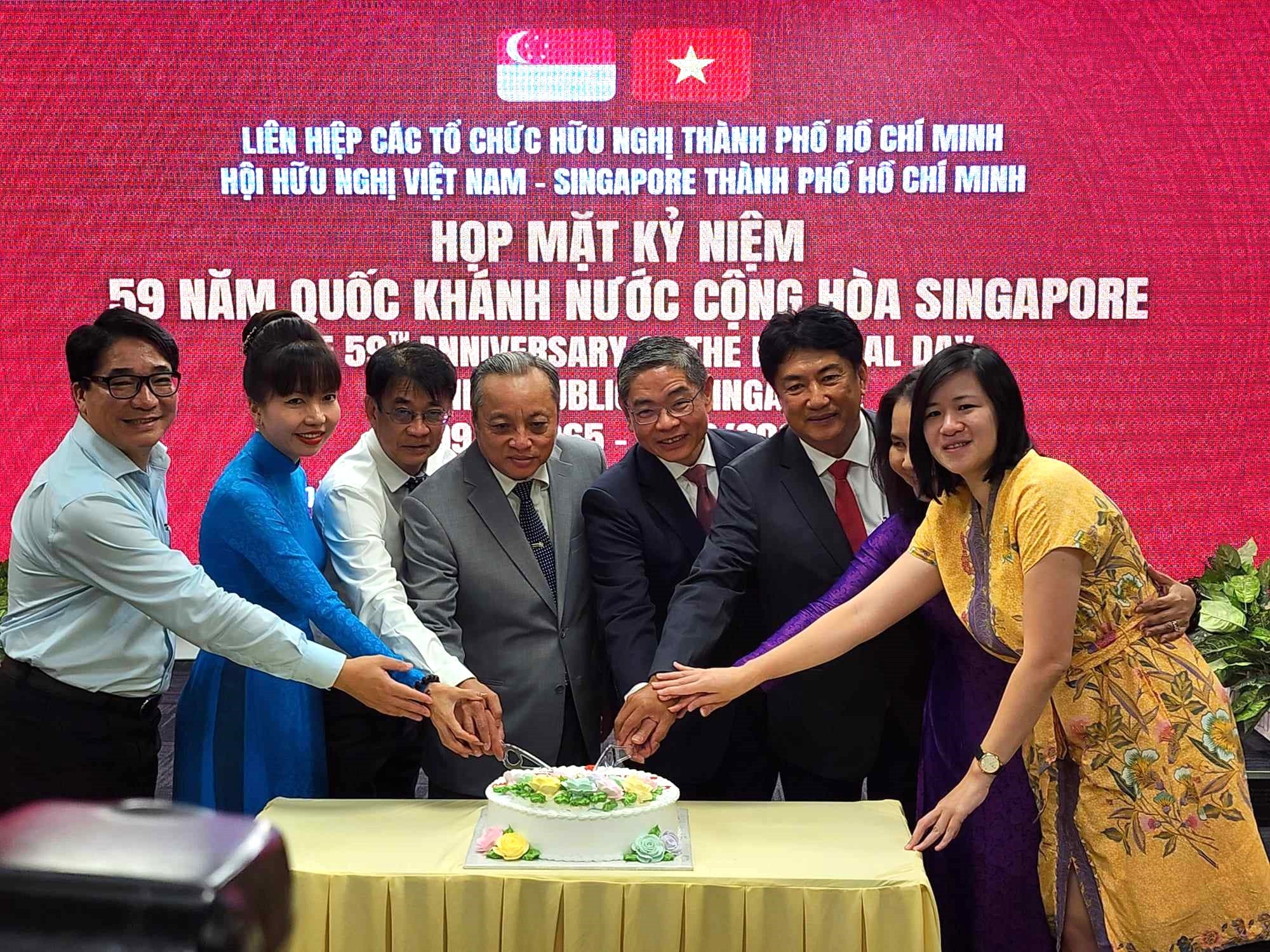 Các đại biểu thực hiện nghi lễ cắt bánh kỷ niệm Quốc khánh Singapore. (Ảnh: Báo Phụ nữ TP.HCM) Các đại biểu thực hiện nghi lễ cắt bánh kỷ niệm Quốc khánh Singapore. (Ảnh: Báo Phụ nữ TP.HCM)