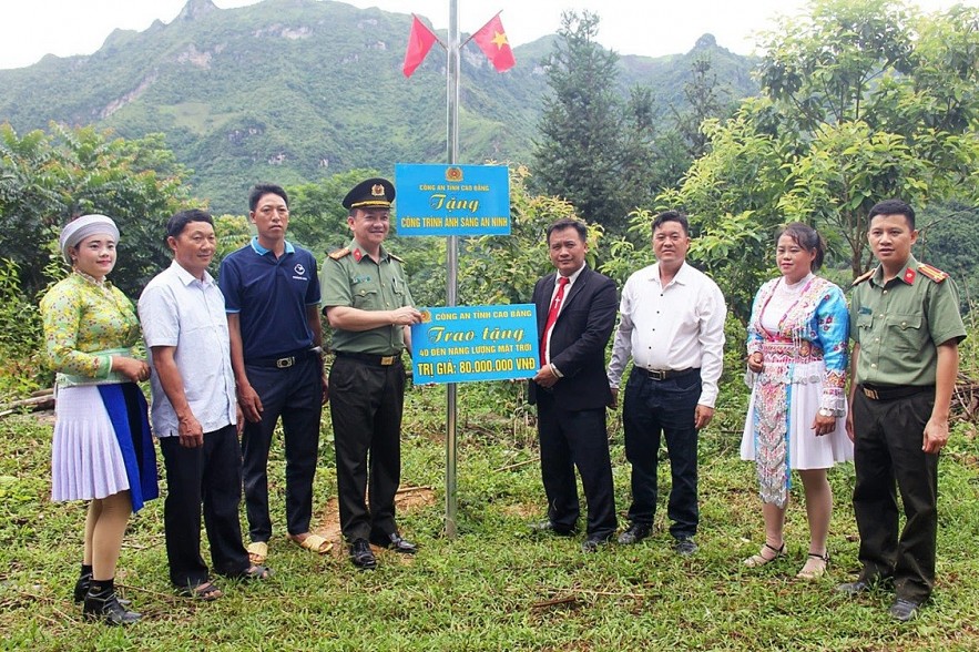 Light of Security: Brighten up Roads of Hope in Bao Lam (Cao Bang) Light of Security: Brighten up Roads of Hope in Bao Lam (Cao Bang)