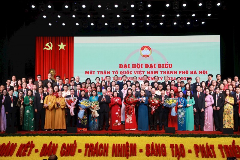 Các đồng chí lãnh đạo Trung ương và thành phố với Ủy ban MTTQ Việt Nam thành phố Hà Nội khoá XVIII (Ảnh: T.L). Các đồng chí lãnh đạo Trung ương và thành phố với Ủy ban MTTQ Việt Nam thành phố Hà Nội khoá XVIII (Ảnh: T.L).