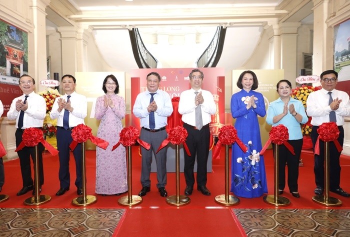 Đại biểu lãnh đạo thành phố Hà Nội và Thành phố Hồ Chí Minh thực hiện nghi thức cắt băng khai mạc trưng bày (Ảnh: T.L). Đại biểu lãnh đạo thành phố Hà Nội và Thành phố Hồ Chí Minh thực hiện nghi thức cắt băng khai mạc trưng bày (Ảnh: T.L).