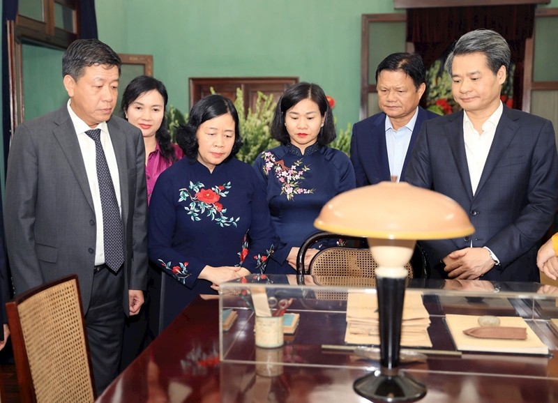 Bí thư Thành ủy Bùi Thị Minh Hoài, Phó Bí thư Thường trực Thành ủy Nguyễn Thị Tuyến và Đoàn nghe kể các câu chuyện về Chủ tịch Hồ Chí Minh (Ảnh: T.L). Bí thư Thành ủy Bùi Thị Minh Hoài, Phó Bí thư Thường trực Thành ủy Nguyễn Thị Tuyến và Đoàn nghe kể các câu chuyện về Chủ tịch Hồ Chí Minh (Ảnh: T.L).