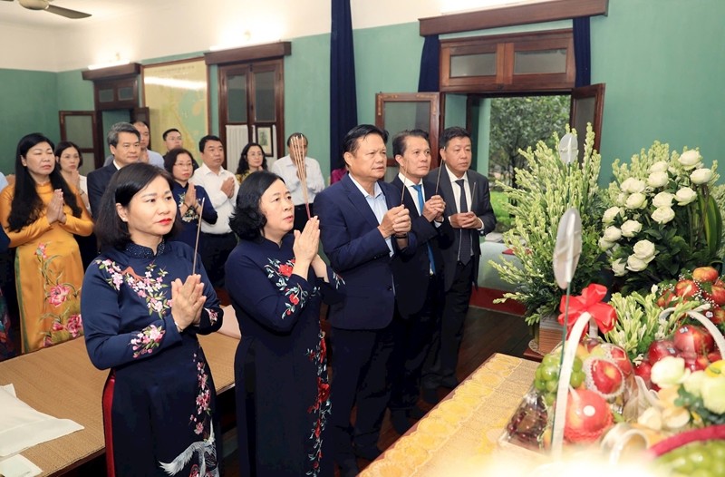 Bí thư Thành ủy Bùi Thị Minh Hoài, Phó Bí thư Thường trực Thành ủy Nguyễn Thị Tuyến và Đoàn thành kính dâng hương tưởng niệm Chủ tịch Hồ Chí Minh (Ảnh: T.L). Bí thư Thành ủy Bùi Thị Minh Hoài, Phó Bí thư Thường trực Thành ủy Nguyễn Thị Tuyến và Đoàn thành kính dâng hương tưởng niệm Chủ tịch Hồ Chí Minh (Ảnh: T.L).