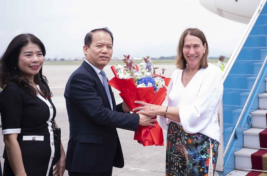 Chairman of the National Assembly's Committee for Legal Affairs Hoang Thanh Tung welcomes President of the Australian Senate Sue Lines at Noi Bai International Airport in Hanoi (Photo: quochoi.vn) Chairman of the National Assembly's Committee for Legal Affairs Hoang Thanh Tung welcomes President of the Australian Senate Sue Lines at Noi Bai International Airport in Hanoi (Photo: quochoi.vn)