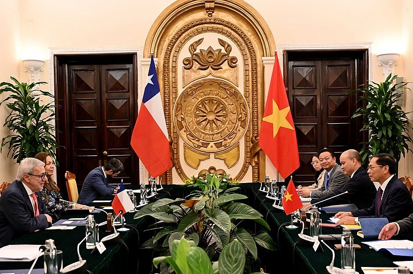 Minister of Foreign Affairs Bui Thanh Son holds talks in Hanoi on August 25 with his Chilean counterpart Alberto Van Klaveren. (Photo: VNA) Minister of Foreign Affairs Bui Thanh Son holds talks in Hanoi on August 25 with his Chilean counterpart Alberto Van Klaveren. (Photo: VNA)